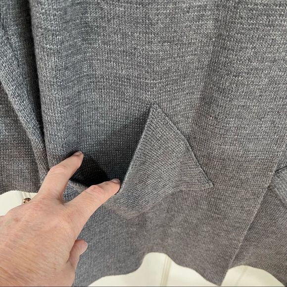 Cocogio grey long sleeve sweater coat with pockets fits like a medium - Picture 4 of 8
